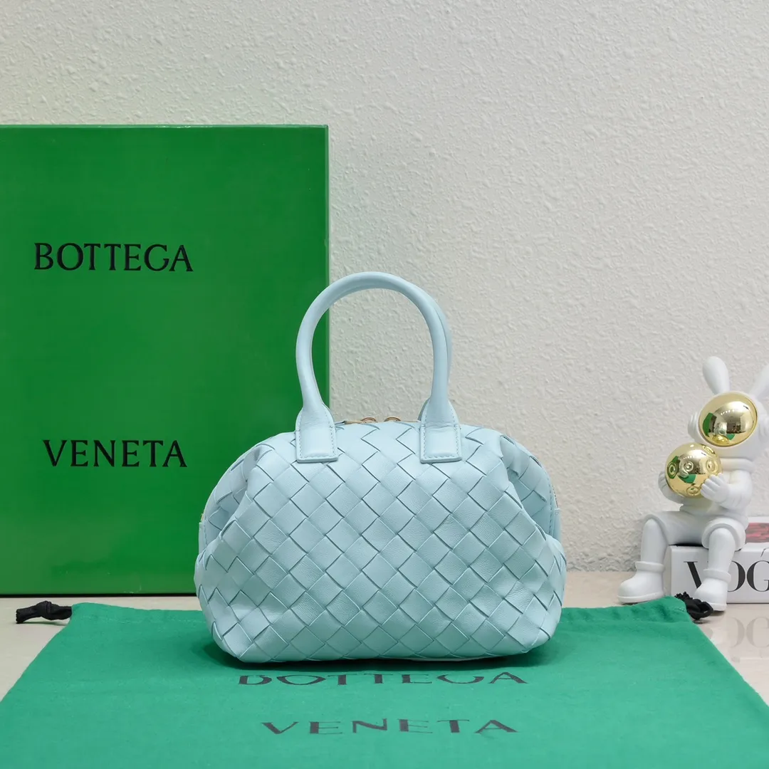 Batch 1560 #Bv Small Intrecciato woven leather bowling bag with detachable crossbody strap, single interior flat pocket, zipper closure "Classic weaving craftsmanship" is an indispensable symbol of the brand🔥. The meticulous weaving craftsmanship not only makes the bucket bag show a sense of high-end, but also adds a sense of agility to it, exuding a simple and elegant beauty. It is made of soft and delicate sheepskin texture. It is light and comfortable, and reveals a sense of high-end everywhere. The color matching is refreshing and clean, and the upper body is aged~concave shape! A bowling bag that can be used for both work and leisure. Size: 20.5*15.5*10cm, model: 7460#